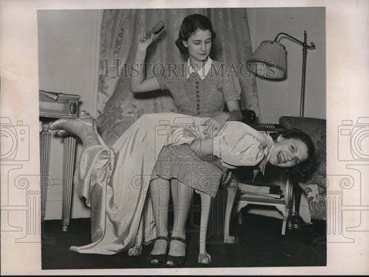 1937 Press Photo Hazel Brazil at Age 18 with Sister Floise at Age 20 Playing - Historic Images