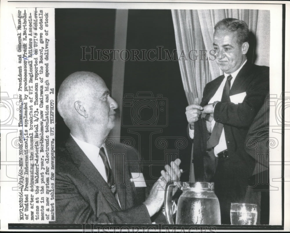 1962 Press Photo Mims Thomason of UPI Applauded by Frank Bartholomew - Historic Images