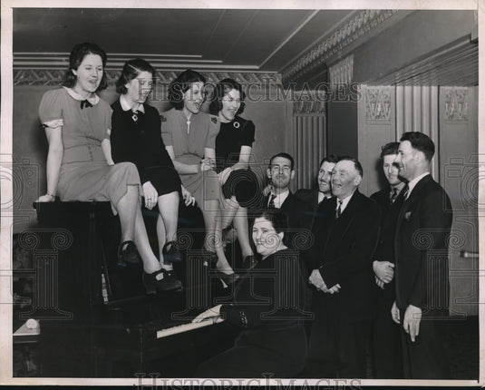1938 Press Photo Family likes to sing - Historic Images