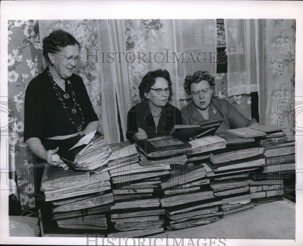 1954 Press Photo Mrs. Ruth Thomas, Mrs. R. Hunt, Mrs. Mary Smallwood, Scrapbook - Historic Images