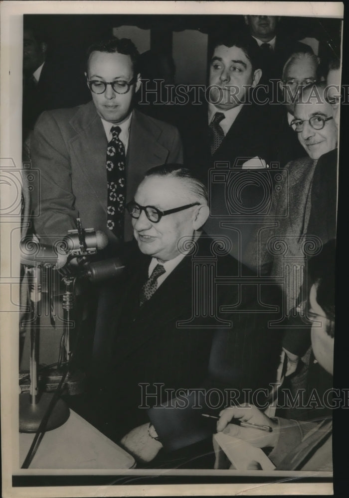 1949 Press Photo Ernest Bevin surrounded by press as he arrived in U.S.-Historic Images