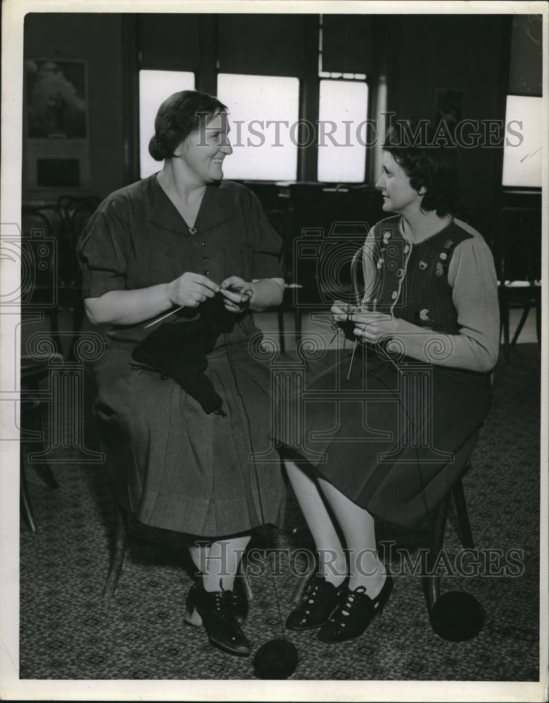 1942 Press Photo Actress Marie Malasek and Anna Hoyer from The Joker - Historic Images