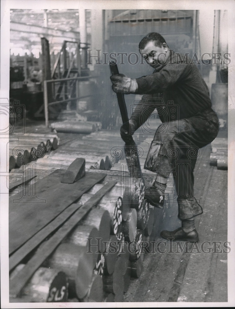 1958 Press Photo Worker Reginald Speaker - Historic Images