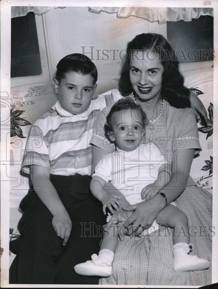 1958 Press Photo Mrs. Pauline Peer and sons Don and Jeff - Historic Images