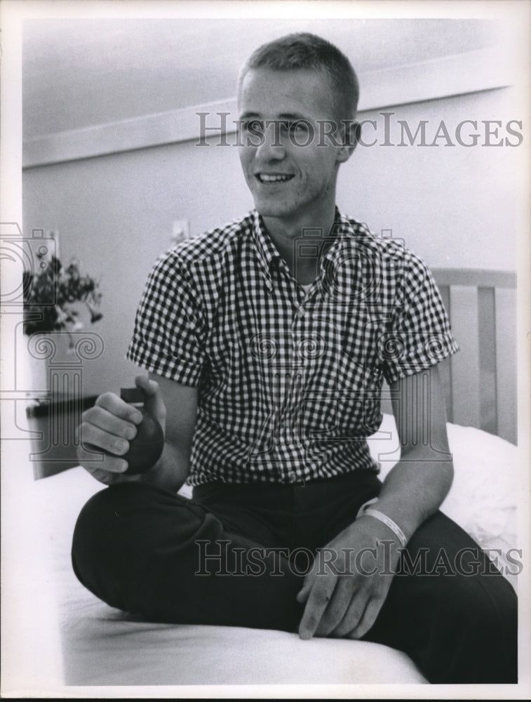 1965 Press Photo Private Joseph Pacsuta, Military - Historic Images