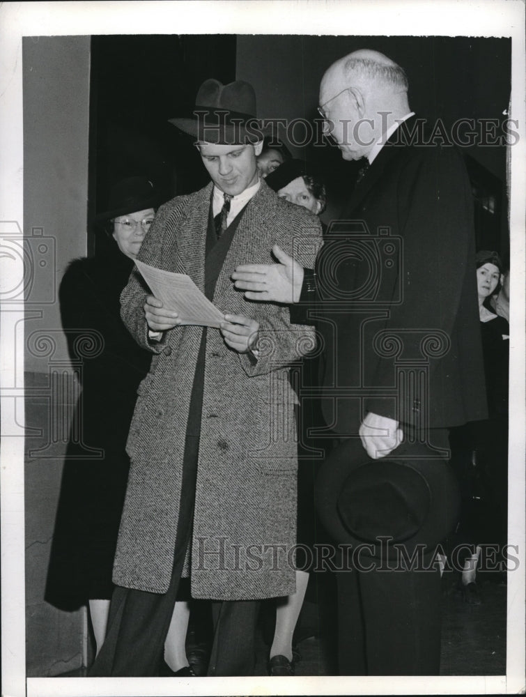 1942 Press Photo Stanley Weisenberger Asks for Help From Rep. Robert Doughton - Historic Images
