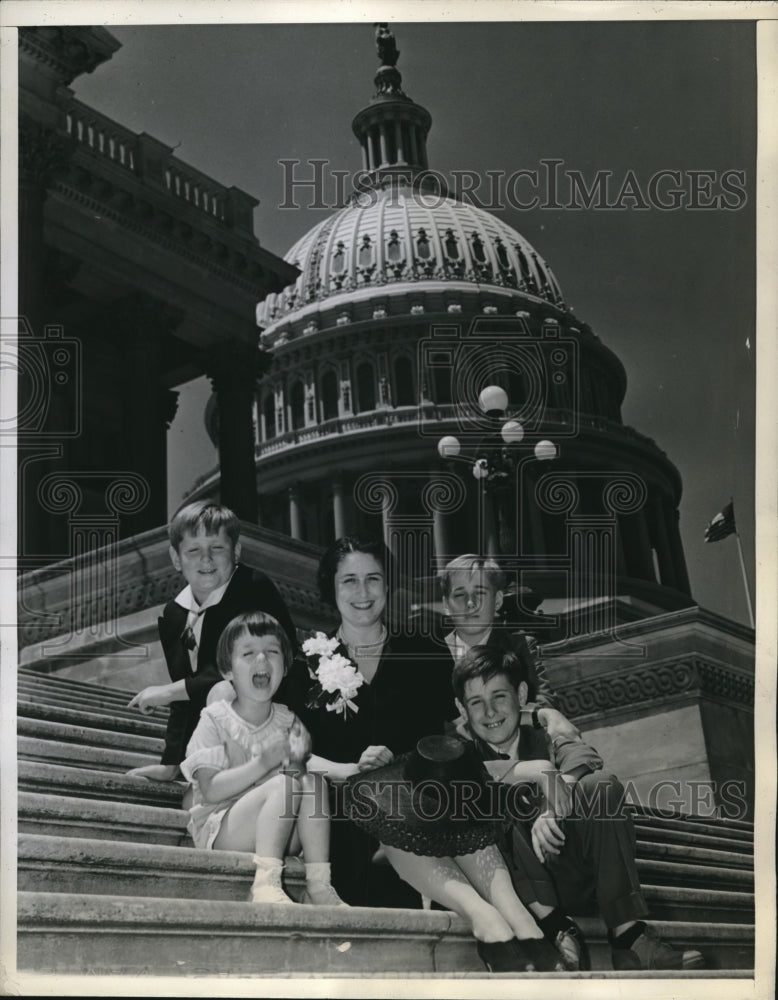 1941 Press Photo Katherine Byron, widow of Rep WM Byron on the steps of Capitol - Historic Images