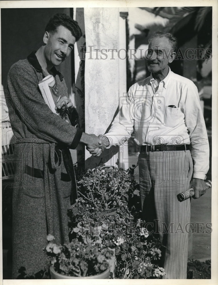 1939 Press Photo George Broedecker w/ his son George at Long Beach, Ca - Historic Images