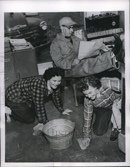 1954 Press Photo Gas Station Owner Frank Hires Women Wife Bettty and Dottie Peck-Historic Images