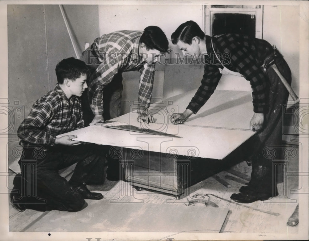 1947 Press Photo Carlton, Irvin, raymond Wall Board - Historic Images