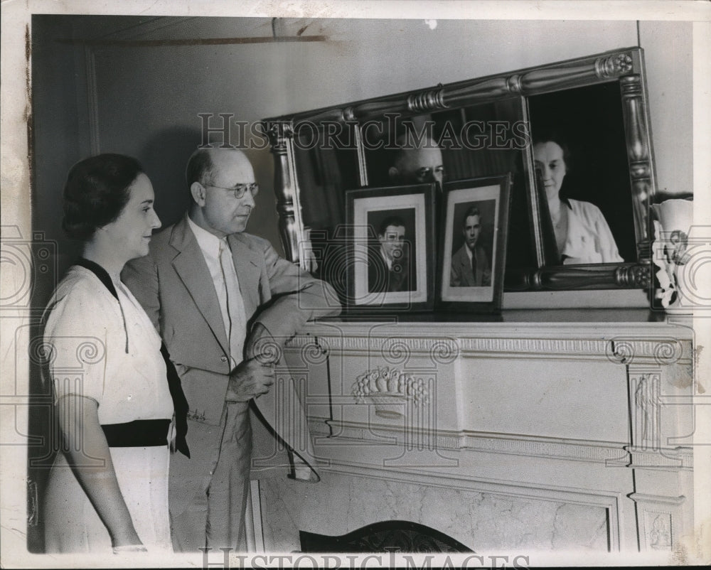 1937 Press Photo Mr &amp; Mrs Stanley Reed taking a look at photographs at home - Historic Images