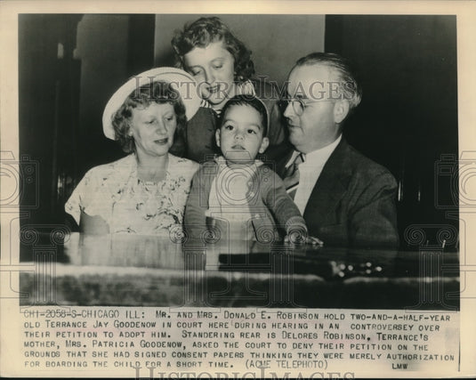 1948 Press Photo Mr & Mrs Donald Robinson in a Chicago, Ill court house - Historic Images