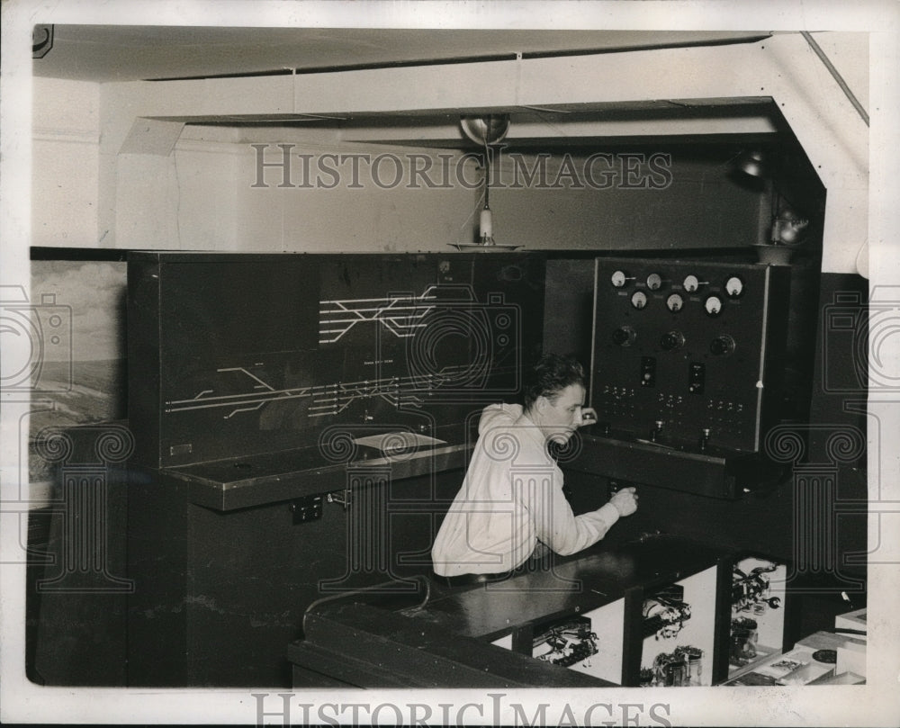 1938 Press Photo New York Society of Model Engineers John Gill Operating Control - Historic Images