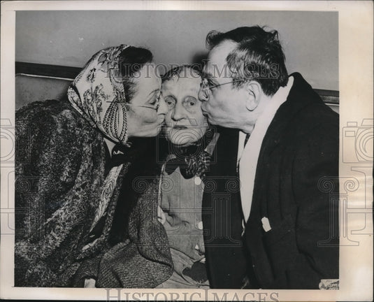1948 Press Photo Zlata Fischer Age 88 & Rosie Amster & Charles Not Seen in 30 Ye - Historic Images