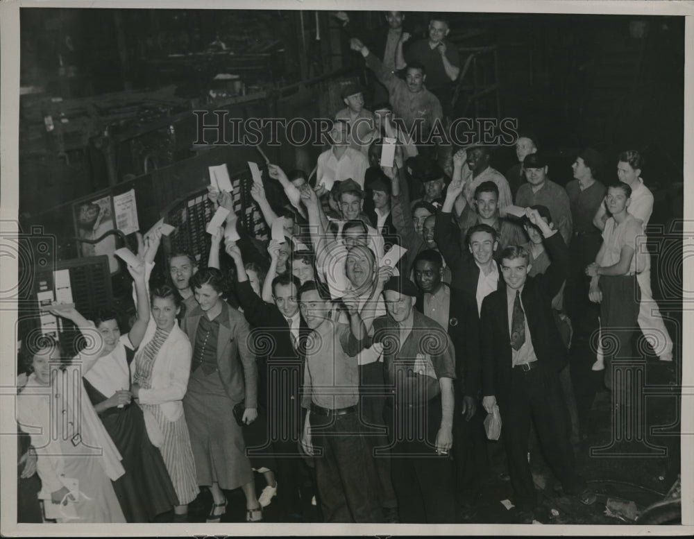 1967 Press Photo Republic Steel Workers Strike in Cleveland 6 Week Lay Off - Historic Images