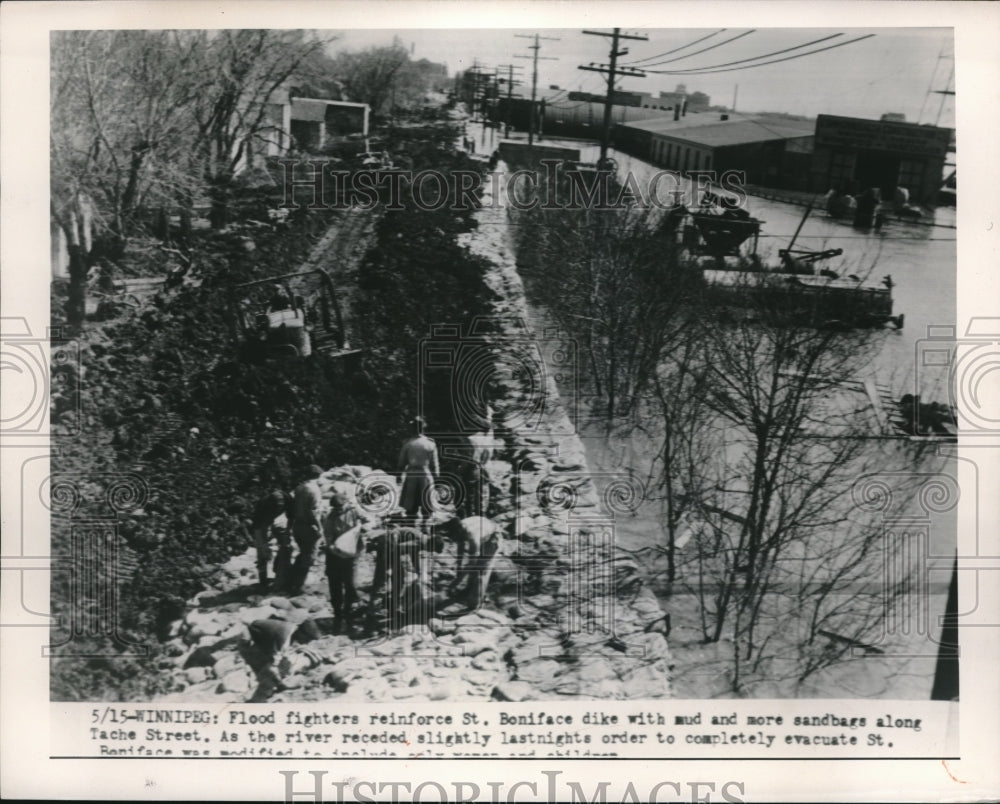 1950 Press Photo St Boniface Dike Being Reinforced with Mud and Sandbags Winnipe - Historic Images