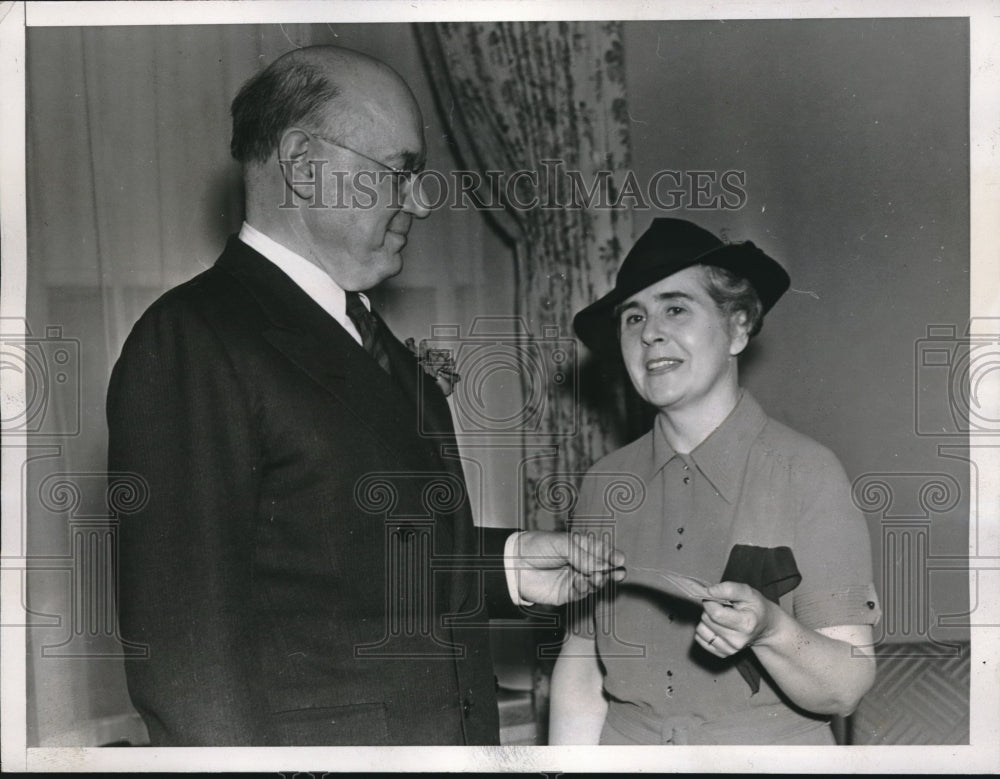 1938 Elizabeth Seifert Wins $10000 For Novel Awarded Redbook - Historic Images