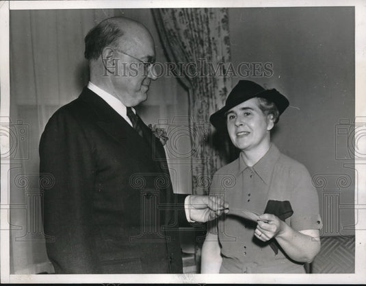 1938 Elizabeth Seifert Wins $10000 For Novel Awarded Redbook - Historic Images