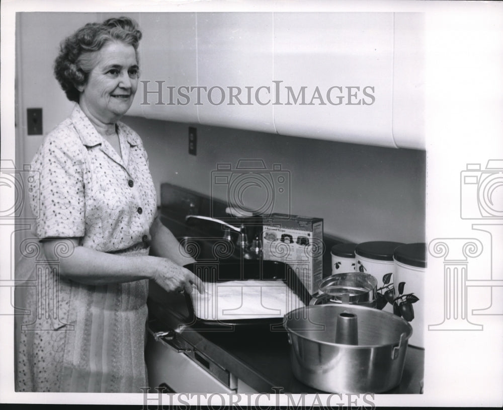 1953 Press Photo Mrs Douglass McKay Cooking-Historic Images