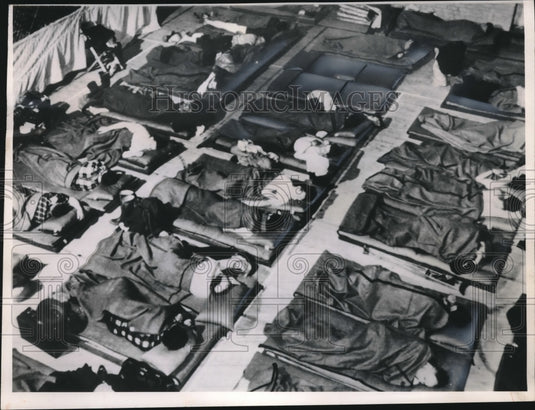 1950 Press Photo Refugees YMCA Gymnasium city flooding - Historic Images