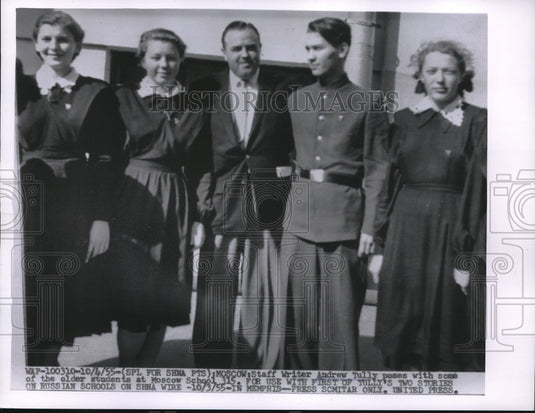 1955 Press Photo Andrew Tully Staff Writer & Students of Moscow School - Historic Images
