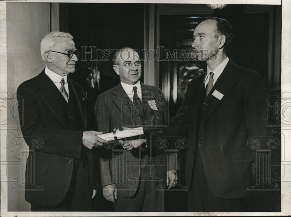 1933 Press Photo Frank Starr of GE receiving Nobel award for engineering book - Historic Images