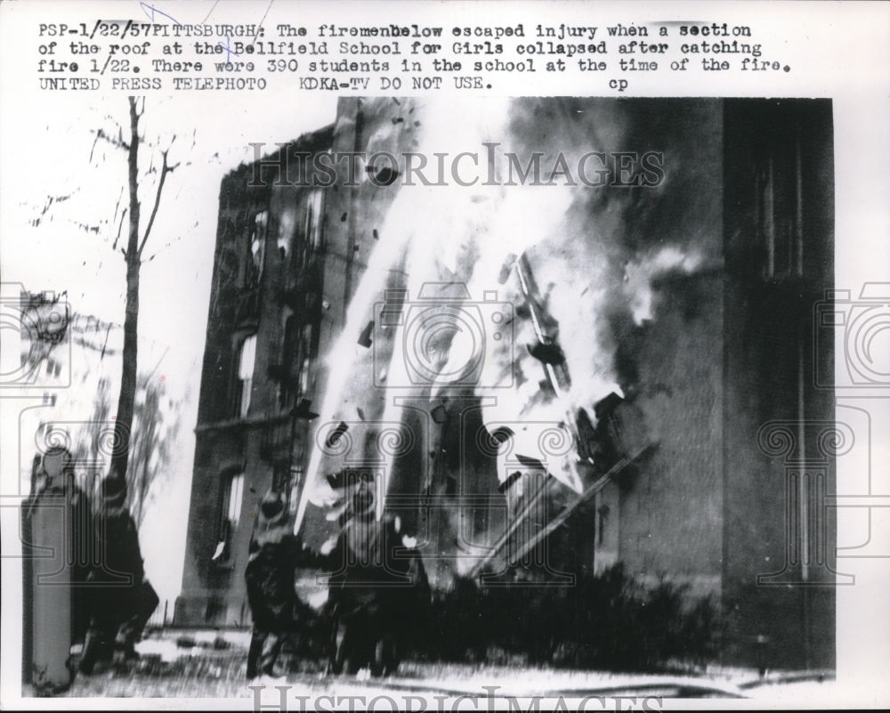 1957 Press Photo Roof collapsing at Bellfield School during fire - Historic Images