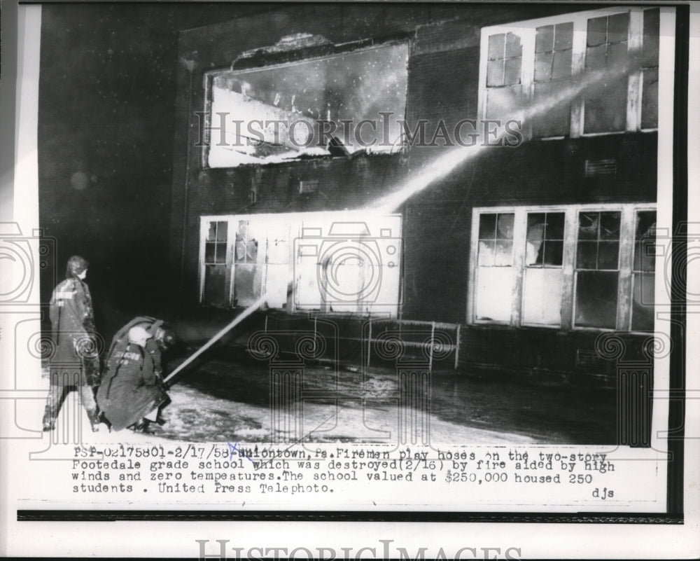 1958 Press Photo Firemen fighting blaze of Footsdale grade school in PA - Historic Images