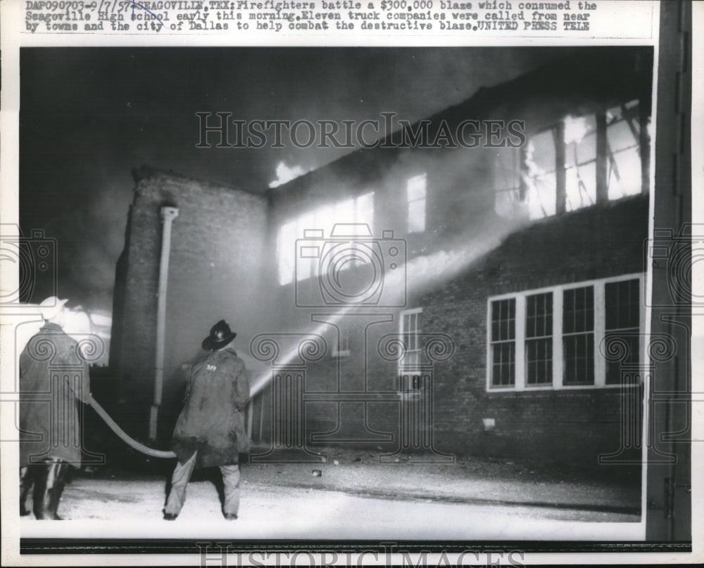 1957 Press Photo Firefighters fighting blaze of Seagoville High in Texas - Historic Images