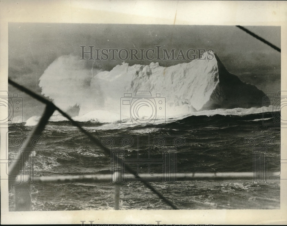 1930 Press Photo Large icebergs floating south and menacing New England area - Historic Images