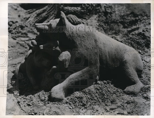1944 Press Photo Mother Bear & Cubs Carved By Philo Truex - Historic Images
