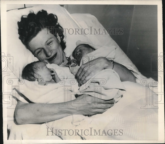 1948 Press Photo Mrs Katherine Neilsen with Twin Boys Together Weigh 16 Pounds 6-Historic Images