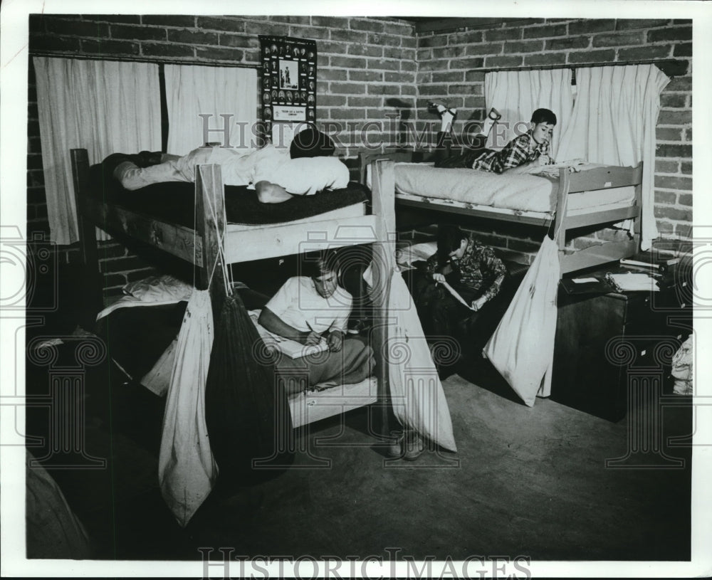 1969 Press Photo Students in Beds at Arizona Ranch School in Tucson - Historic Images