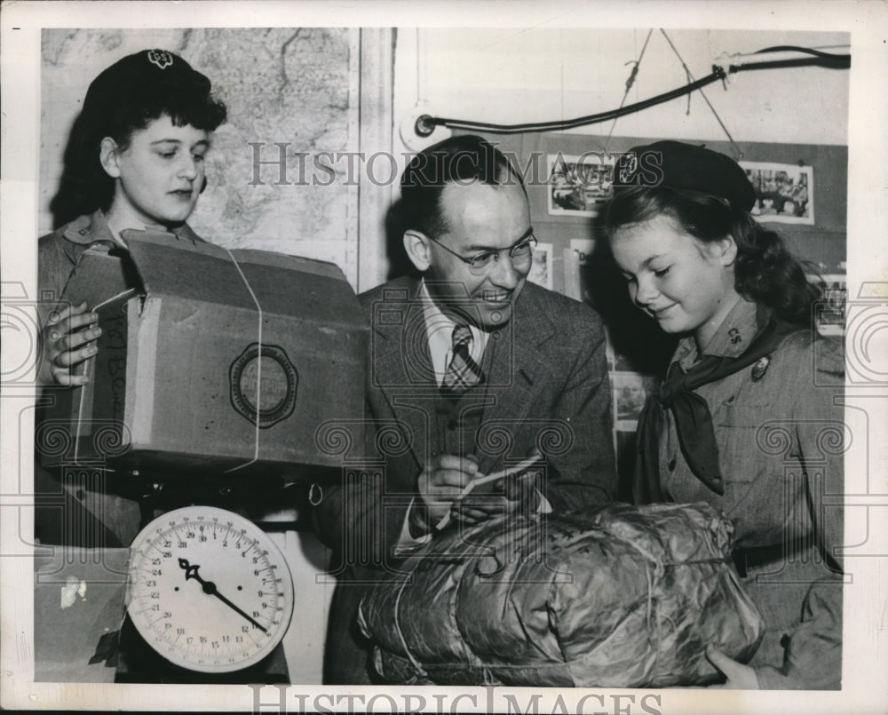 1948 Press Photo Girl Scouts Joan Jopson and Kaplan Appel with Harold Carson - Historic Images