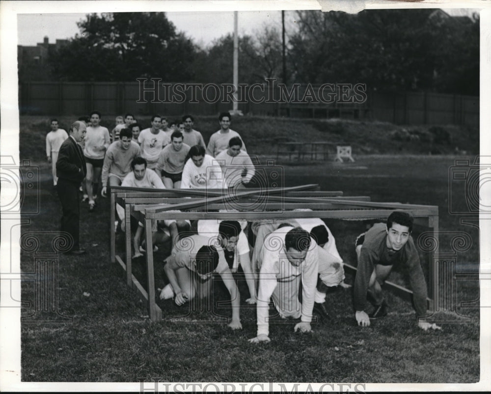 1942 Press Photo men of New York University Ranger Corps do training exercises - Historic Images