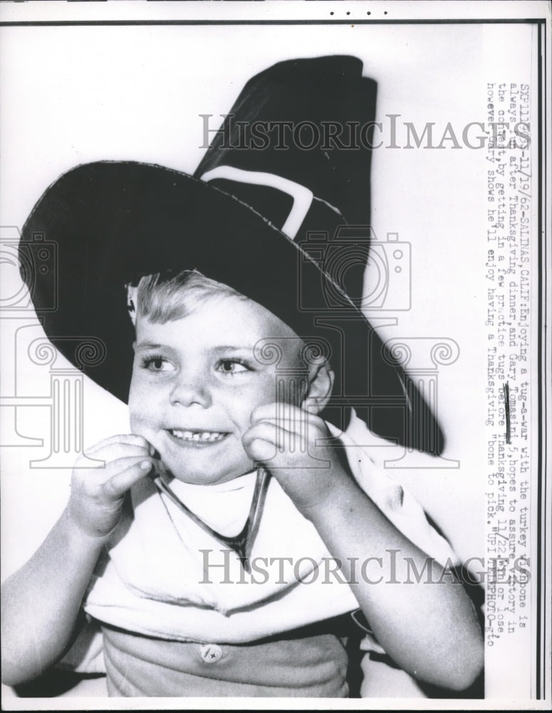 1962 Press Photo Cute Child Gary Tomasini Wears Pilgrim Hat Plays With Wishbone-Historic Images