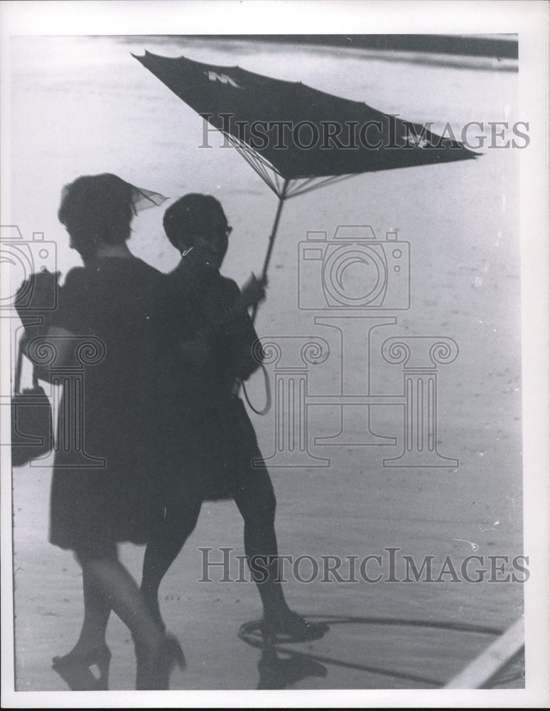 1968 Press Photo Lady Struggles with Umbrella in the Wind at Burke - Historic Images