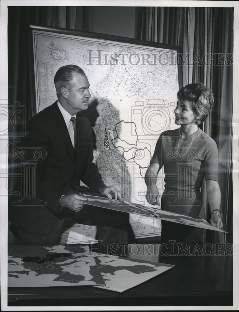 1961 Press Photo Host Ron Cochran with Broadcaster Eva Stankov - Historic Images