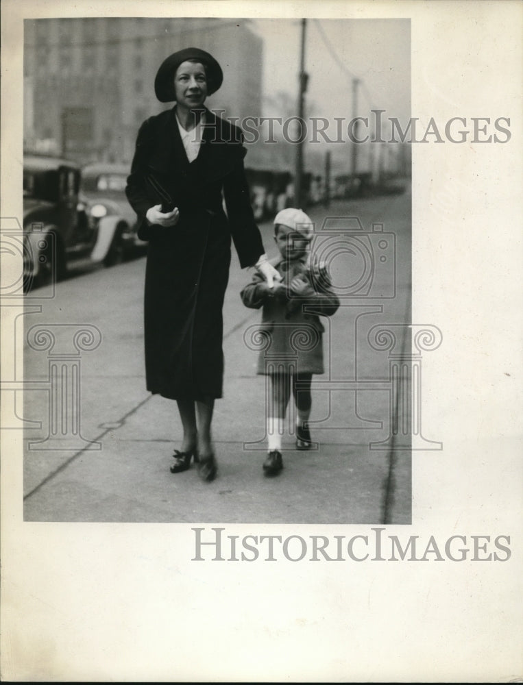 1934 Press Photo Stylish Mrs. Charles Schleger and Son Paul Walk Along Street - Historic Images