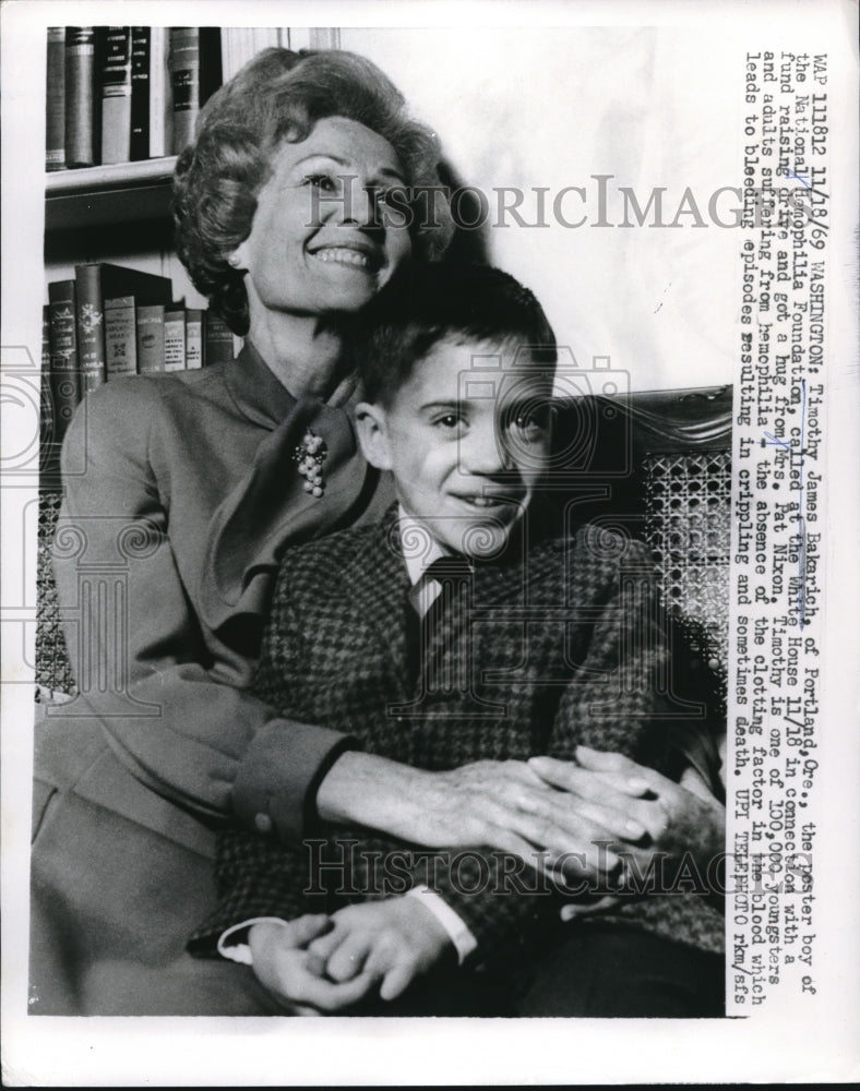 1969 Press Photo Hemophilia Foundation Poster Boy Receives Hug From Pat Nixon - Historic Images