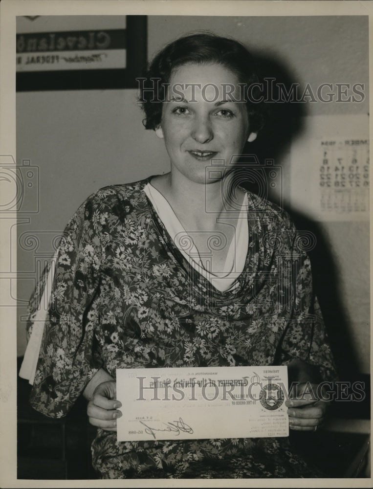 1934 Press Photo Mrs. Winfred Putnam Happily Holds Check From US Treasury Dept - Historic Images