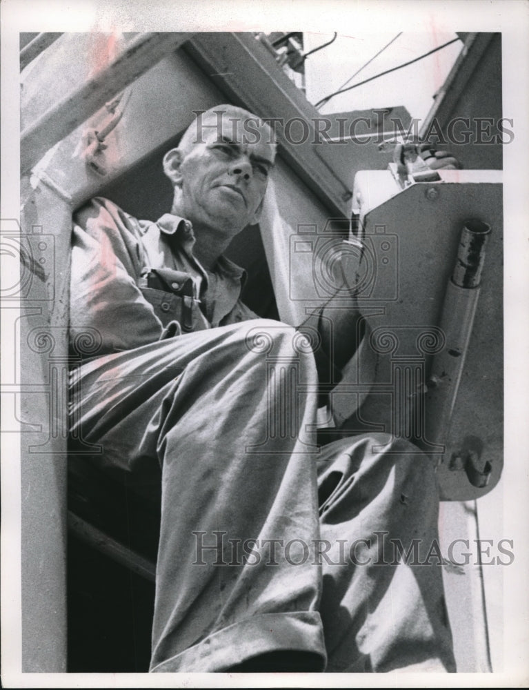 1956 Press Photo Old Man C.W. McPeek Operates Farm Machinery With Mean Glare - Historic Images