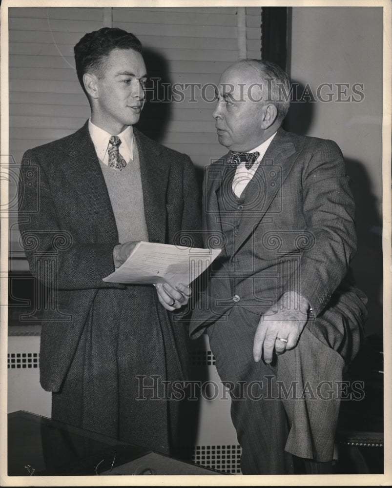 1945 Press Photo National Association of Manufacturer VP Weisenburger With GI - Historic Images