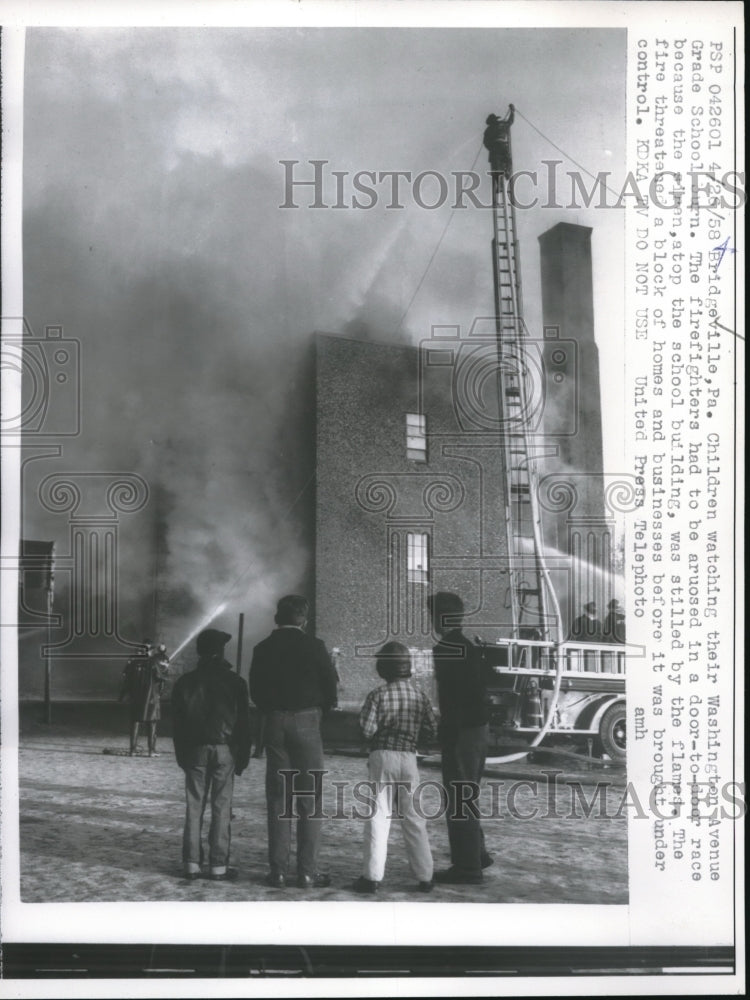 1958 Press Photo Children watched as Washington Avenue Grade School burn - Historic Images