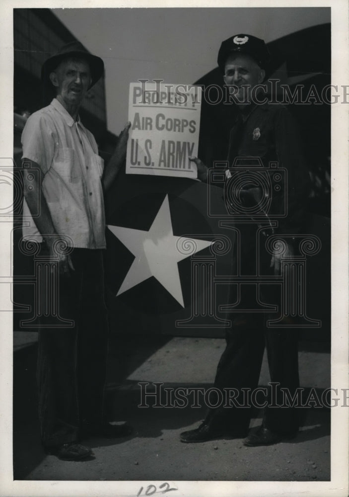 1942 Press Photo Twins Art and Almer Davis Aircraft Employees Hold Army Sign - Historic Images