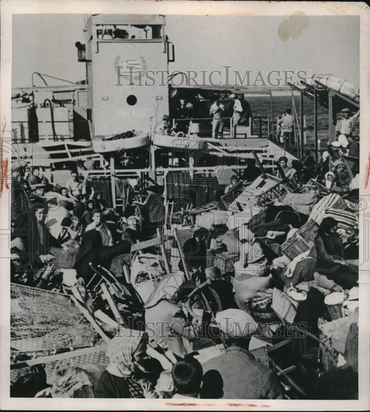 1949 Press Photo Keramidi villagers on the deck of a Greek Navy LCT - Historic Images