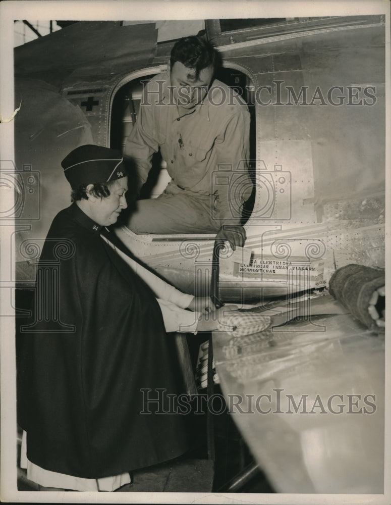 1940 Republican Aviation plane delayed with Robert Borley mechanic - Historic Images