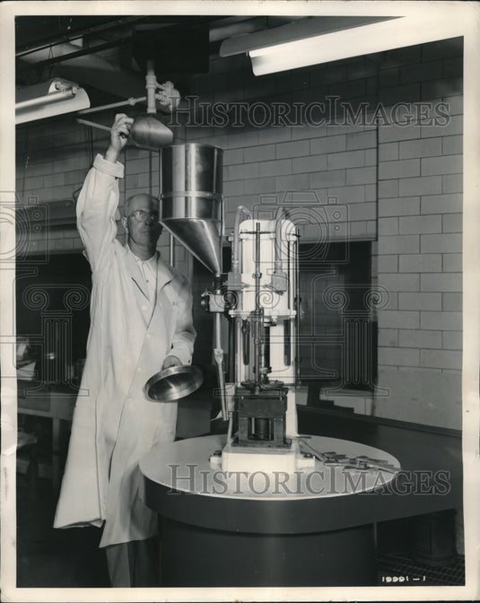 1948 Press Photo Designed & built by Plasken Engr's for company's Alkyd Molding - Historic Images