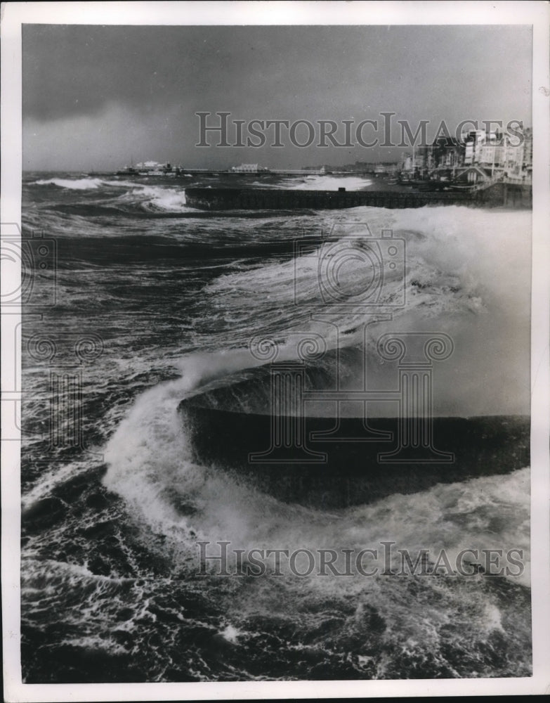 1954 Press Photo Sussex England Jetties - Historic Images