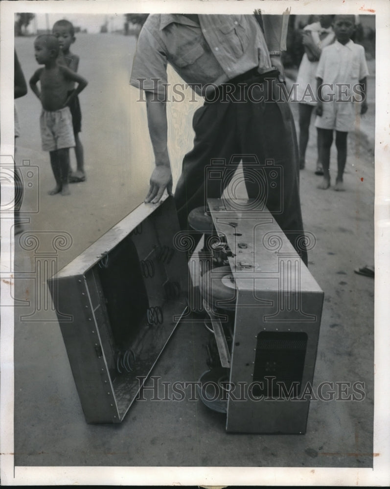 1947 Press Photo Japanese Inventor Hiroshi tamura Midget car - Historic Images